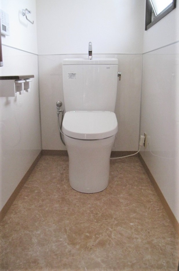 トイレ掃除が楽になるように 腰壁廻りにツルツルのパネルを貼りました 福岡県北九州市でリフォームとリノベーションと土地建物売買は須原建材へ