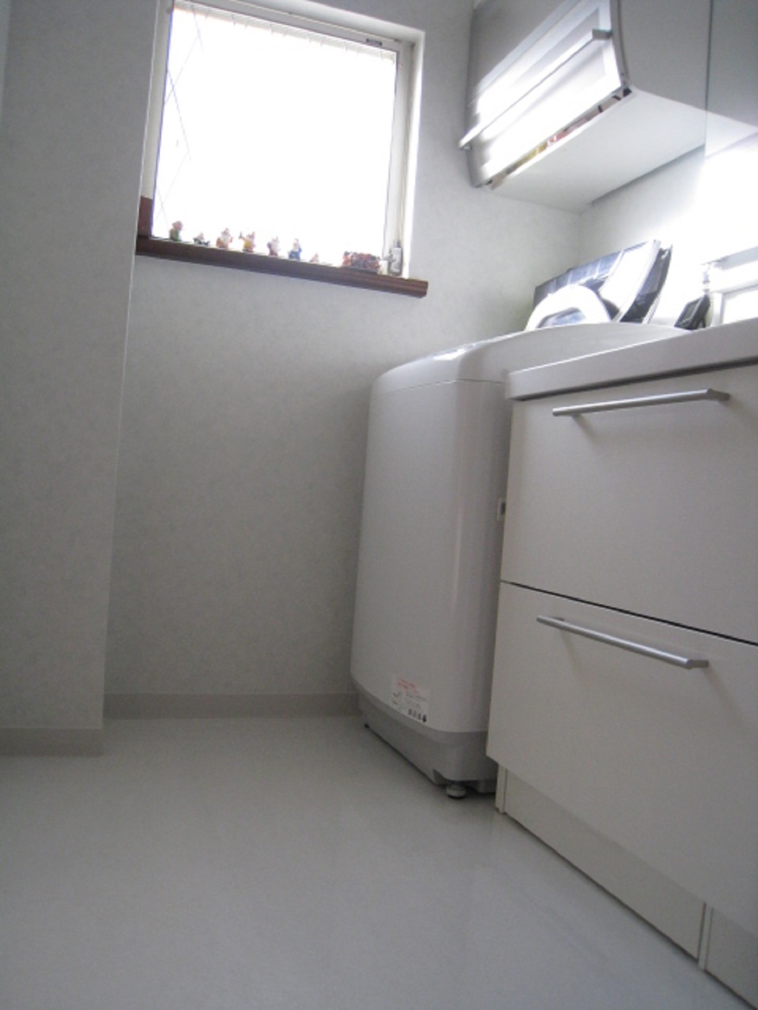 洗面所リフォーム Toto システム洗面化粧台 オクターブ 間口 1700mm を設置 洗面化粧台と洗濯機の位置 を入れ替えました 福岡県北九州市でリフォームとリノベーションと土地建物売買は須原建材へ