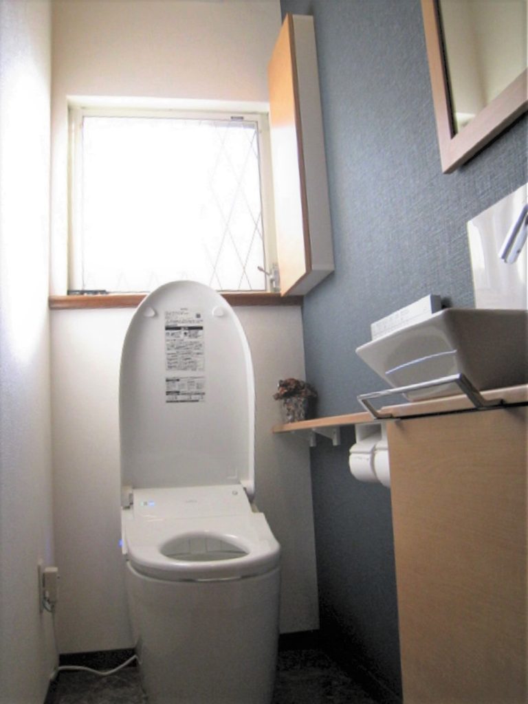普通洋式トイレ→人感センサー付きの「換気扇・LED照明」と「ウォシュレット一体型」のトイレへ│福岡県北九州市で