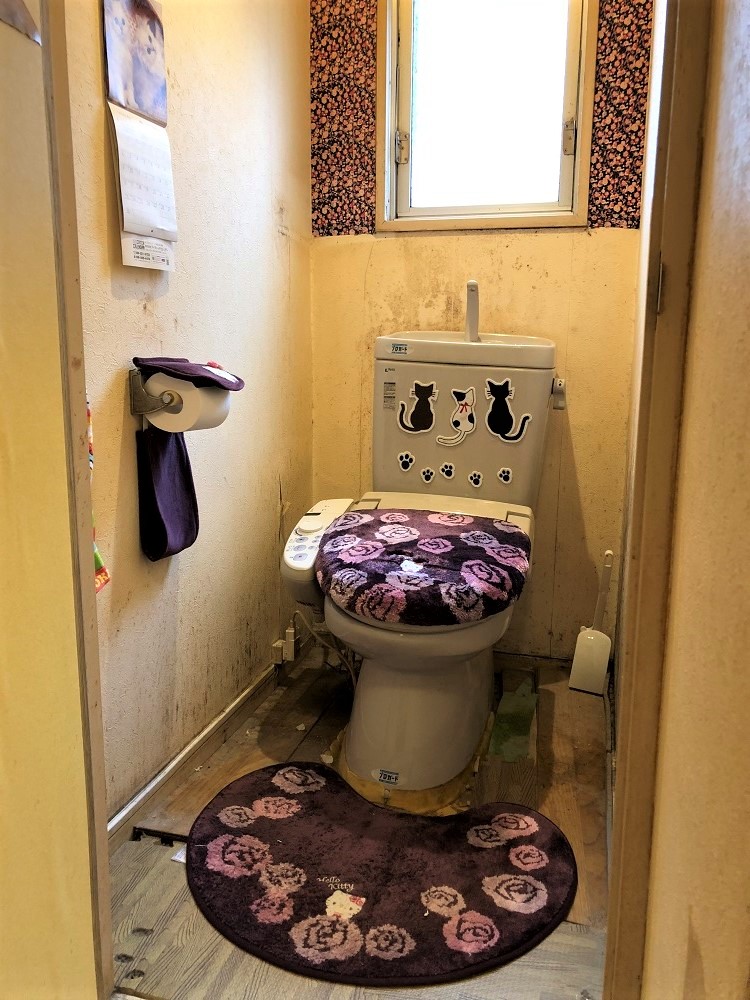 トイレの床と壁にカビが発生 トイレリフォーム改修 福岡県北九州市でリフォームとリノベーションと土地建物売買は須原建材へ
