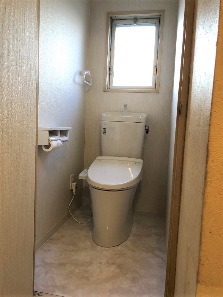 トイレの床と壁にカビが発生 トイレリフォーム改修 福岡県北九州市でリフォームとリノベーションと土地建物売買は須原建材へ