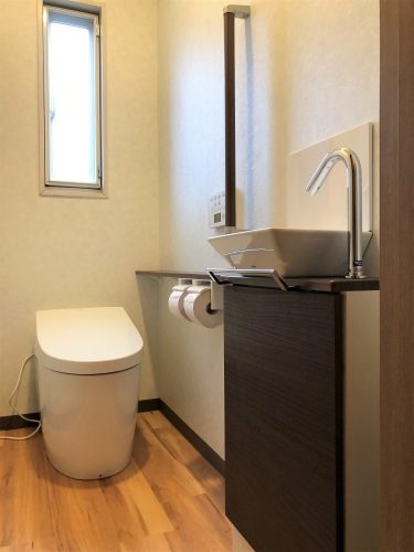 トイレリフォーム Toto ネオレスト 除菌水機能付き を設置 壁に埋込式のトイレットペーパーの収納棚も設置 ウォール収納キャビネット 福岡 県北九州市でリフォームとリノベーションと土地建物売買は須原建材へ