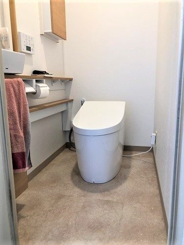 トイレリフォーム／TOTO ネオレストを設置。壁を補強して、手すりと