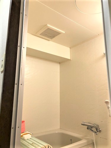 浴室 洗面所リフォーム 既存のシステムバスを撤去 して タカラスタンダード ぴったりサイズシャワーユニット を設置 洗面所に収納を増やしました 福岡県北九州市でリフォームとリノベーションと土地建物売買は須原建材へ